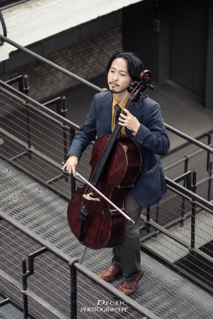 Violoncelliste jouant portrait